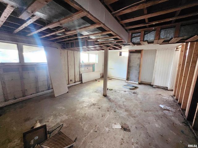 2715 W HUNTINGTON Drive, Peoria, IL 61614