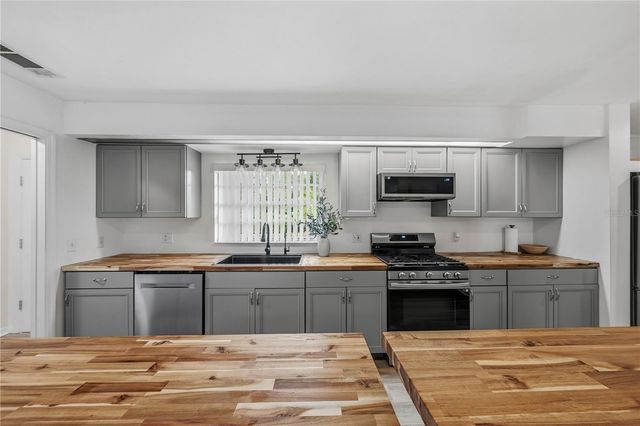 1002 PINE TREE DRIVE, Eustis, FL 32726