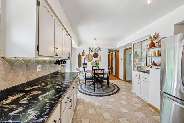 1730 Lilly LANE, New Berlin, WI 53146