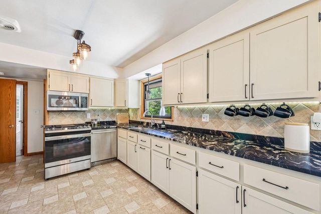 1730 Lilly LANE, New Berlin, WI 53146