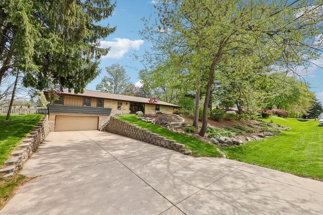 1730 Lilly LANE, New Berlin, WI 53146