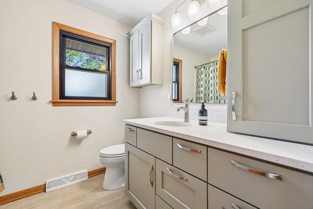 1730 Lilly LANE, New Berlin, WI 53146