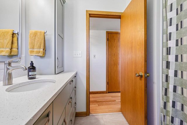 1730 Lilly LANE, New Berlin, WI 53146