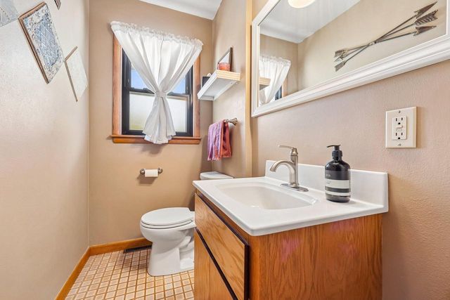1730 Lilly LANE, New Berlin, WI 53146