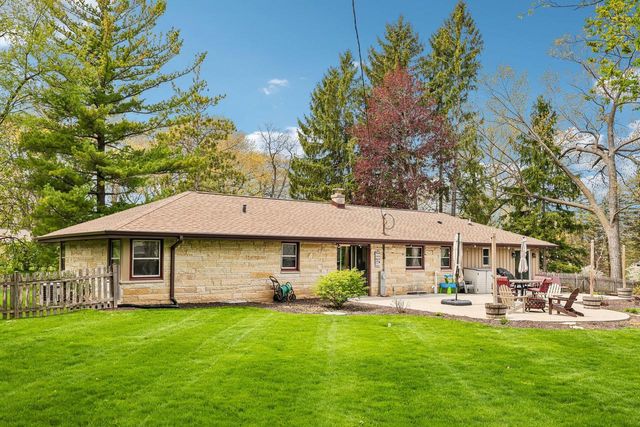 1730 Lilly LANE, New Berlin, WI 53146