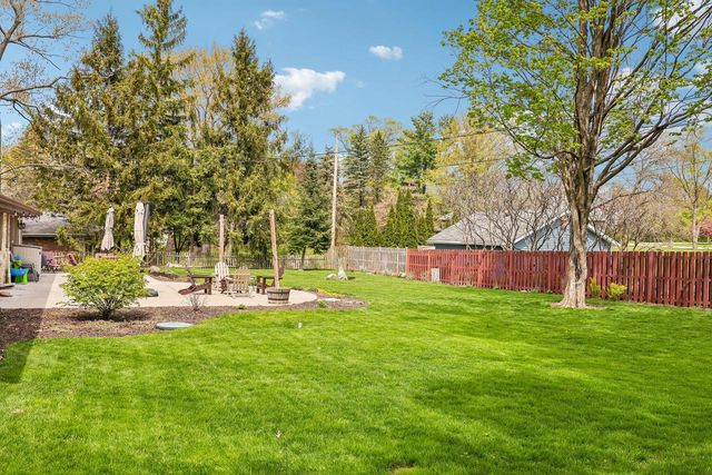 1730 Lilly LANE, New Berlin, WI 53146