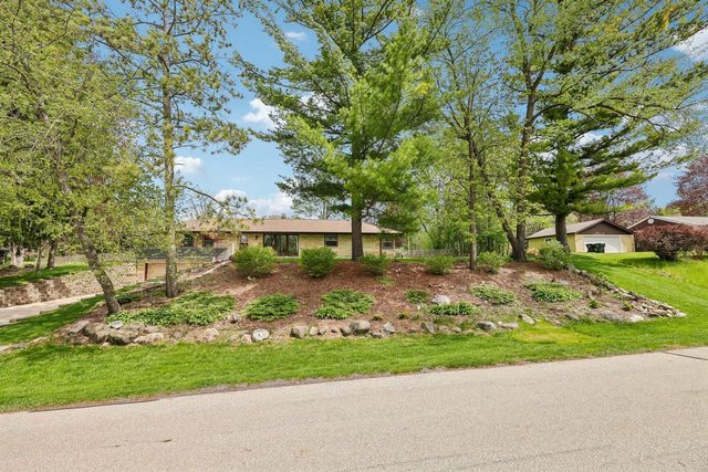 1730 Lilly LANE, New Berlin, WI 53146