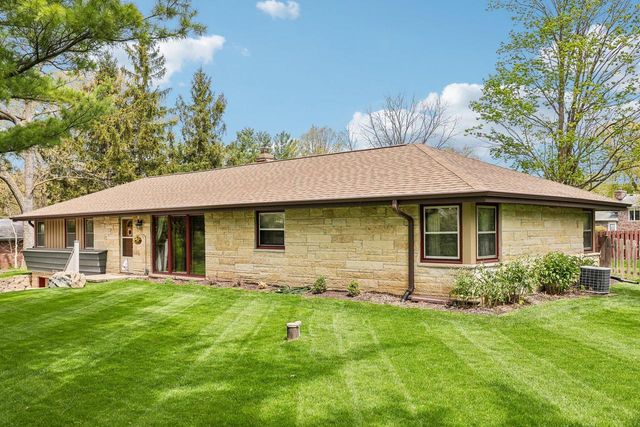 1730 Lilly LANE, New Berlin, WI 53146