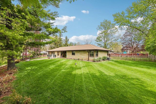 1730 Lilly LANE, New Berlin, WI 53146