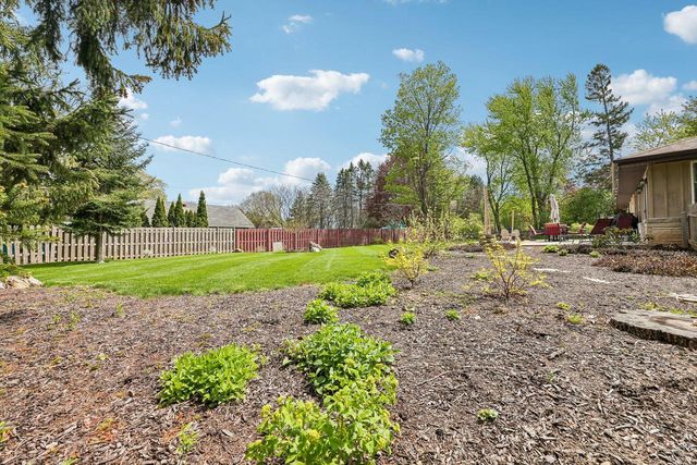 1730 Lilly LANE, New Berlin, WI 53146