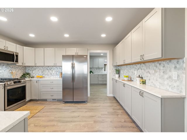 55 Sw LOVHAR Dr, Gresham, OR 97080