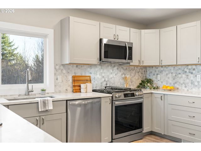 55 Sw LOVHAR Dr, Gresham, OR 97080