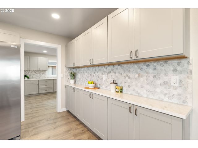 55 Sw LOVHAR Dr, Gresham, OR 97080