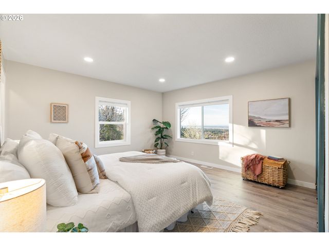 55 Sw LOVHAR Dr, Gresham, OR 97080