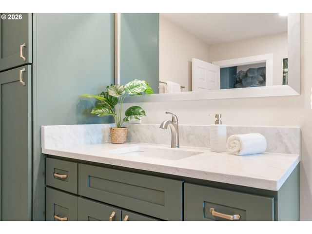 55 Sw LOVHAR Dr, Gresham, OR 97080