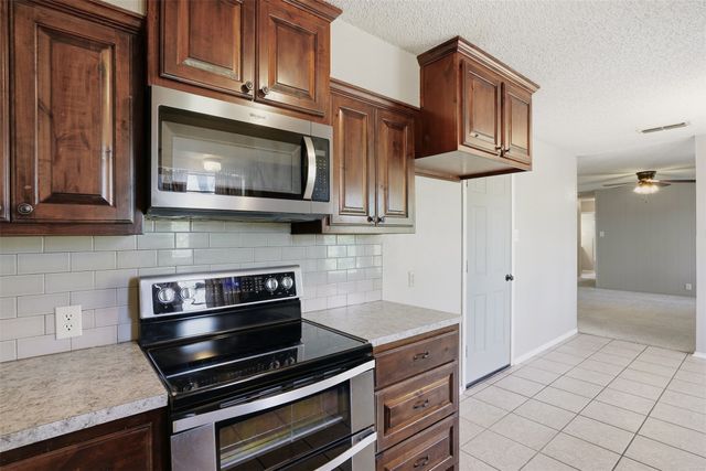 2026 Pebblecreek Drive, Cleburne, TX 76033