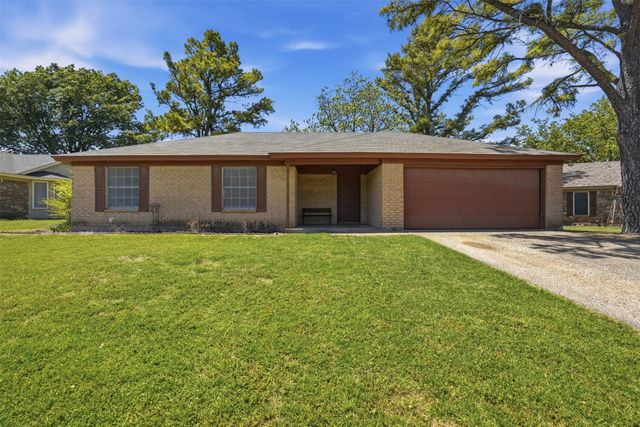 2026 Pebblecreek Drive, Cleburne, TX 76033