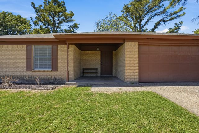 2026 Pebblecreek Drive, Cleburne, TX 76033