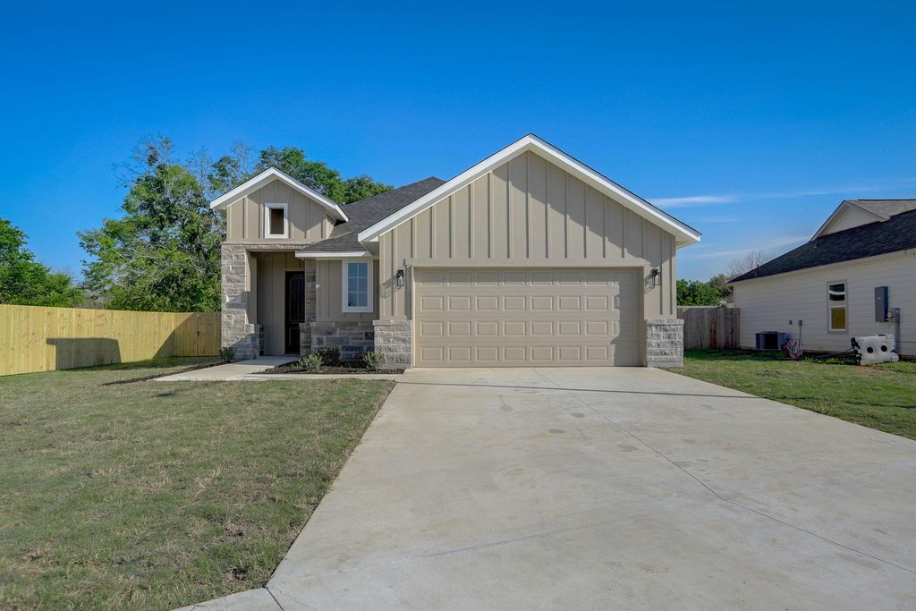 117 Callie ST, Smithville, TX 78957