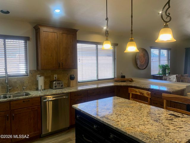 2514 E Petroglyph Lane, Oro Valley, AZ 85755