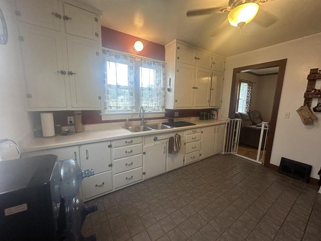 31 E 2ND STREET, Clintonville, WI 54929