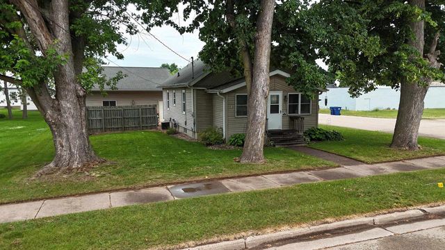 31 E 2ND STREET, Clintonville, WI 54929