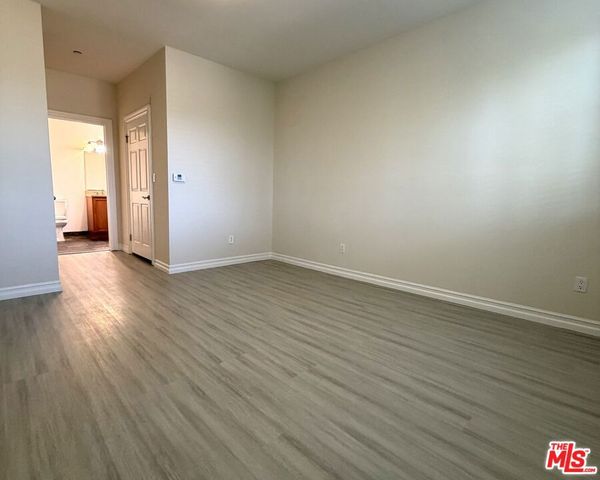 13941 Sherman Way 201, Van Nuys, CA 91405