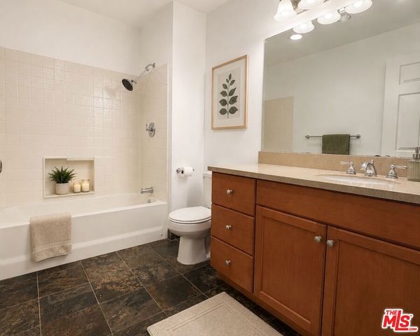 13941 Sherman Way 201, Van Nuys, CA 91405