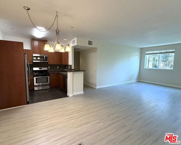 13941 Sherman Way 201, Van Nuys, CA 91405