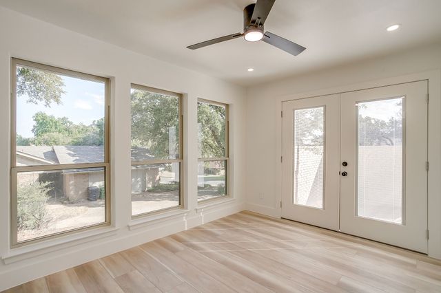 2305 Oak Forest Court, Arlington, TX 76012