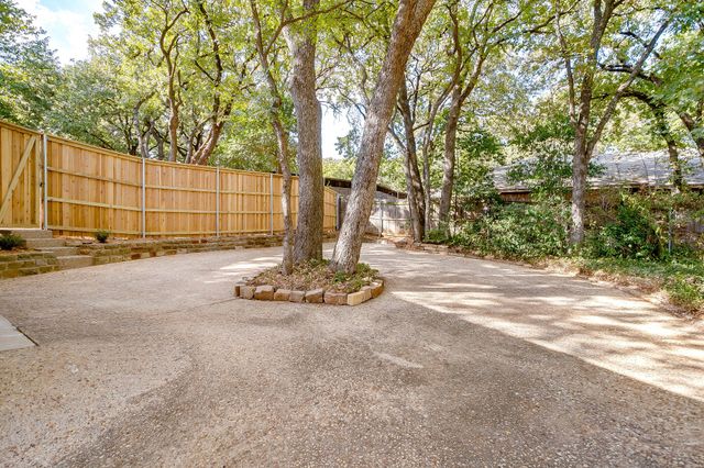 2305 Oak Forest Court, Arlington, TX 76012