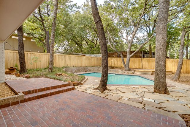 2305 Oak Forest Court, Arlington, TX 76012