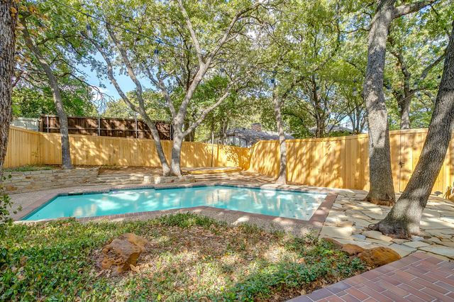 2305 Oak Forest Court, Arlington, TX 76012