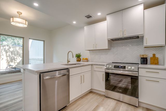 2305 Oak Forest Court, Arlington, TX 76012