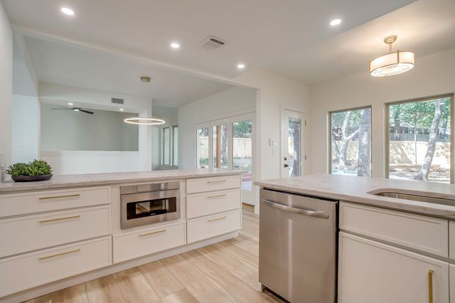 2305 Oak Forest Court, Arlington, TX 76012