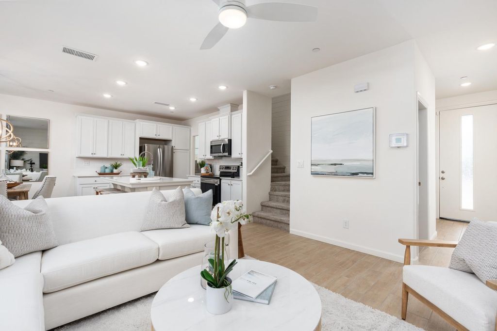 Image 7 of property listing at 2128 N Autumnglo Drive, Fresno, CA 93727