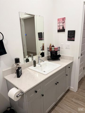 9618 Maple Terrace Lane, Shafter, CA 93263