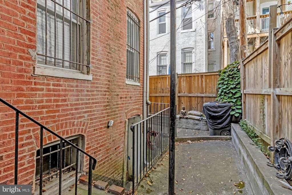 2621 UNIVERSITY PL NW, Washington, DC 20009