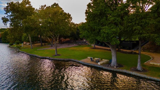 1700 Lakeshore DR, Austin, TX 78746