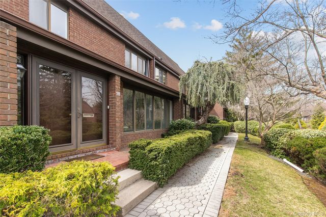 18 Acorn Ponds Drive, Roslyn, NY 11576