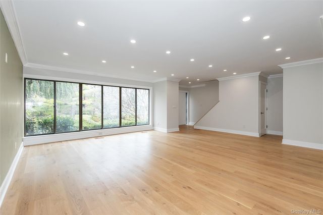 18 Acorn Ponds Drive, Roslyn, NY 11576