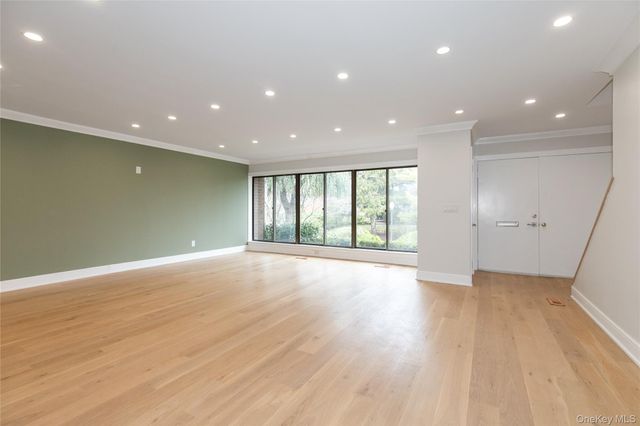 18 Acorn Ponds Drive, Roslyn, NY 11576