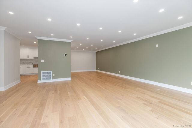 18 Acorn Ponds Drive, Roslyn, NY 11576