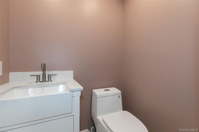 18 Acorn Ponds Drive, Roslyn, NY 11576