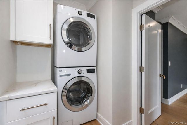 18 Acorn Ponds Drive, Roslyn, NY 11576