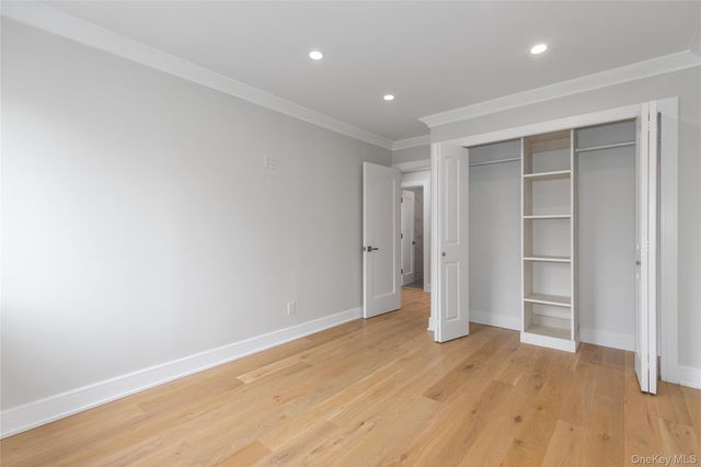 18 Acorn Ponds Drive, Roslyn, NY 11576