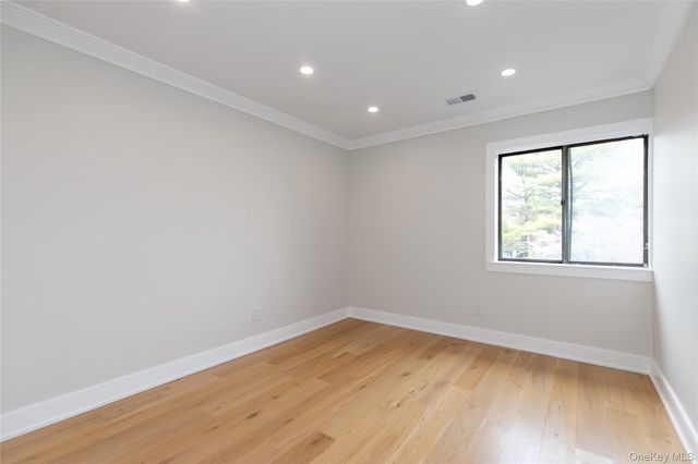 18 Acorn Ponds Drive, Roslyn, NY 11576