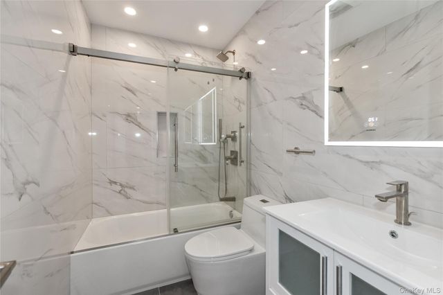 18 Acorn Ponds Drive, Roslyn, NY 11576