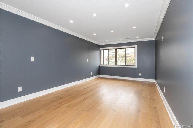 18 Acorn Ponds Drive, Roslyn, NY 11576