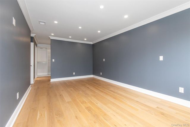 18 Acorn Ponds Drive, Roslyn, NY 11576